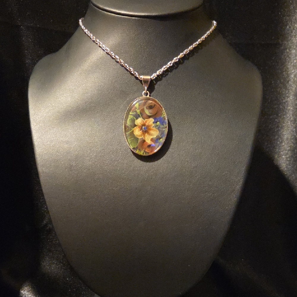 Vintage Glass Floral Pendent Necklace